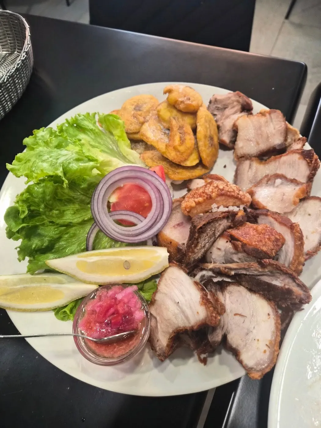 Cerdo con tostones