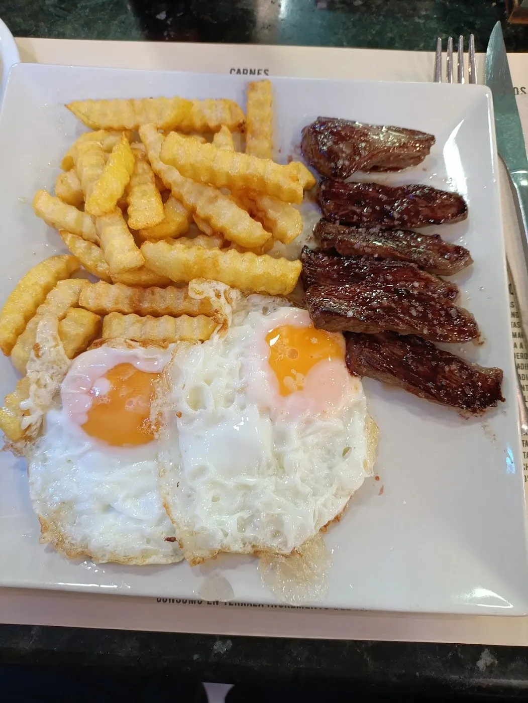Huevos con patatas y carne