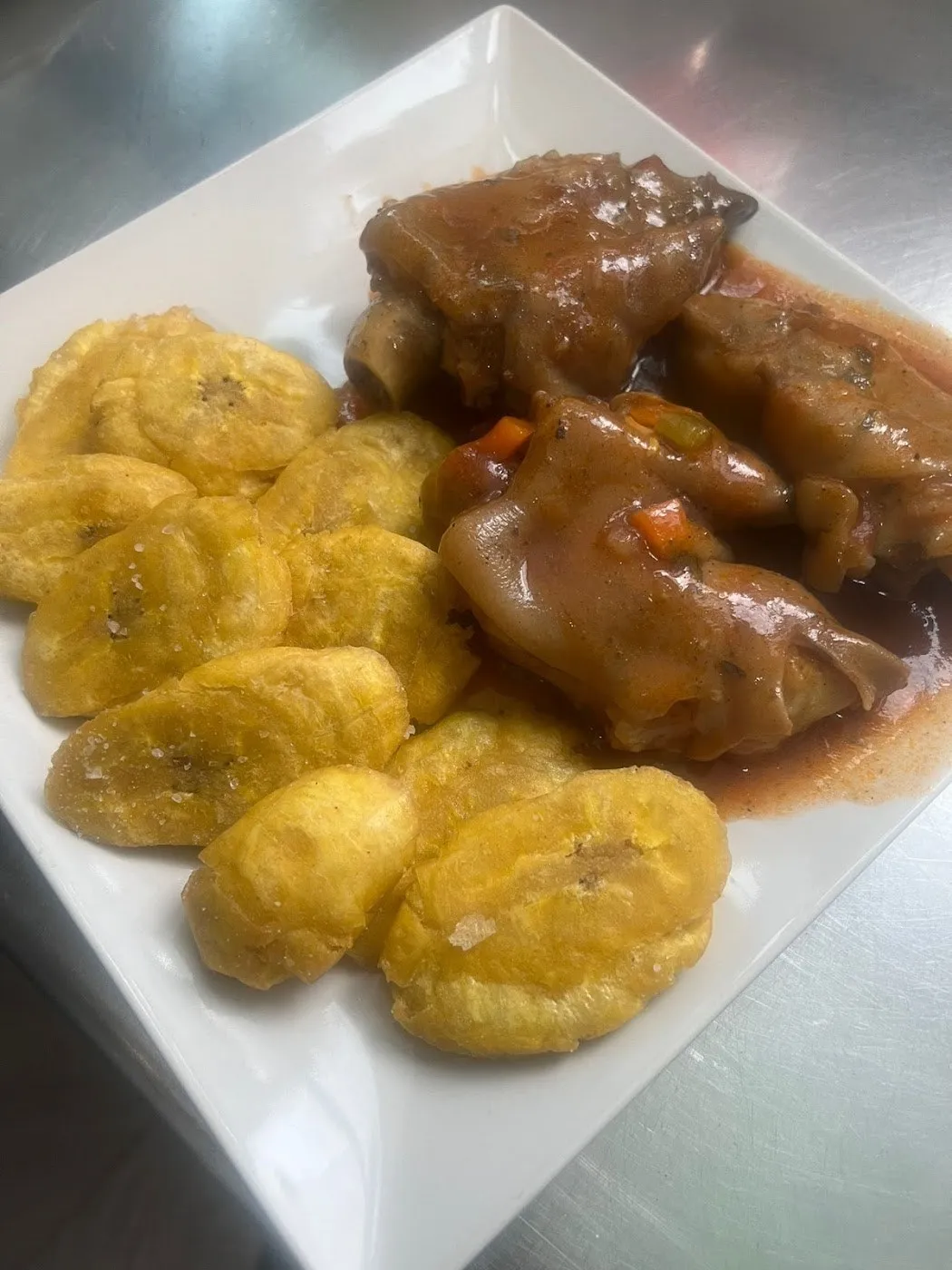 Guiso de carne con tostones