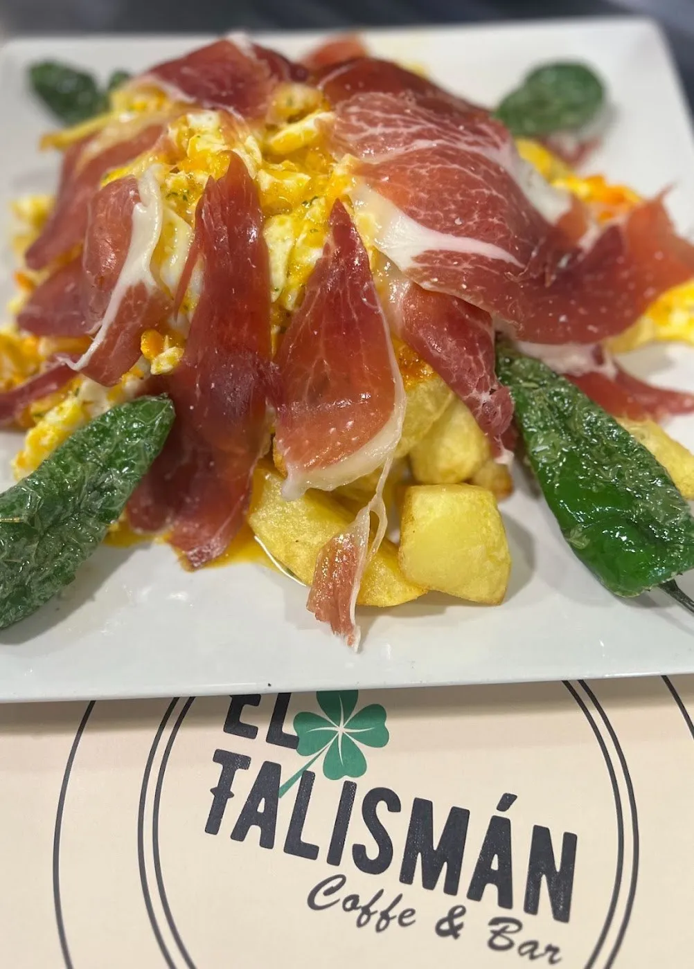 Huevos rotos con jamón ibérico